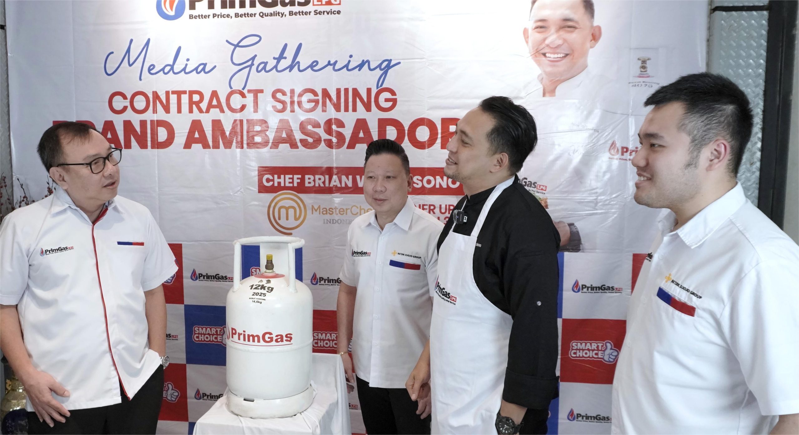 PRIMGAS - Robbyanto Lukito Direktur Kimia Yasa (kiri), Sugiarto Soendjojo VP Commercial, Chef Brian Wicaksono dan Edric Gondosabdono Regional Manager PrimGas LPG (kanan) berbincang usai Penandatanganan Kontrak Kerjasama Brand Ambassador PrimGas LPG, Selasa 30 September 2025.