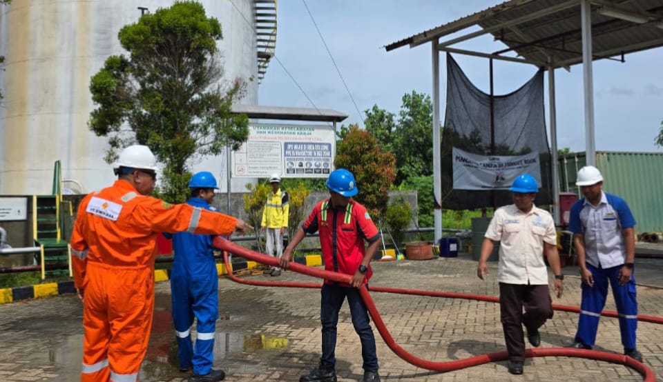 TRAINING – Manager Terminal Timur Hasan Alhadad memberikan arahan saat Fire Fighting Training di Banjarmasin, Kalimantan Selatan.