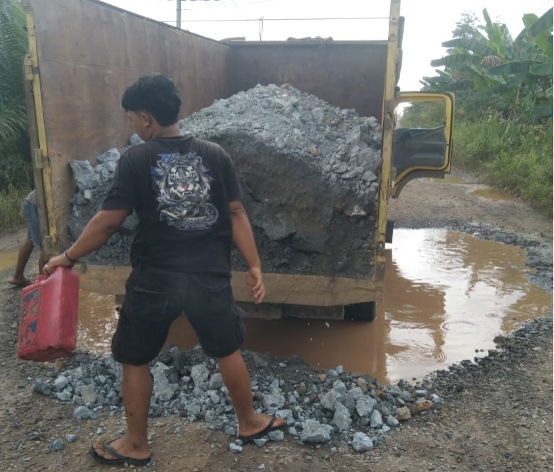 Ia menjelaskan PT Kimia Yasa dan PT Laban Raya Samodra, memberikan bantuan 20 truk sirtu yang digunakan untuk menambal jalan rusak dan berlubang